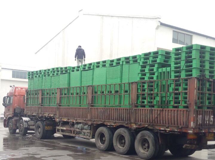 冒雨裝車(chē)，綠色托盤(pán)墊板裝車(chē)發(fā)走